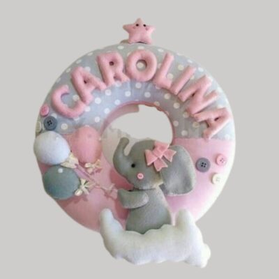 Colgante con nombre para habitación infantil con diseño de una pequeña elefante