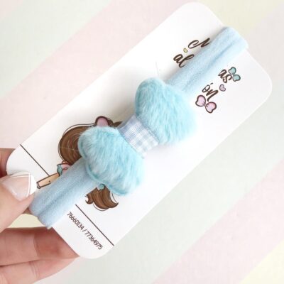 Vincha para bebé con corbata de pelusa celeste