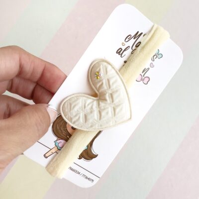 Vincha con corazón beige