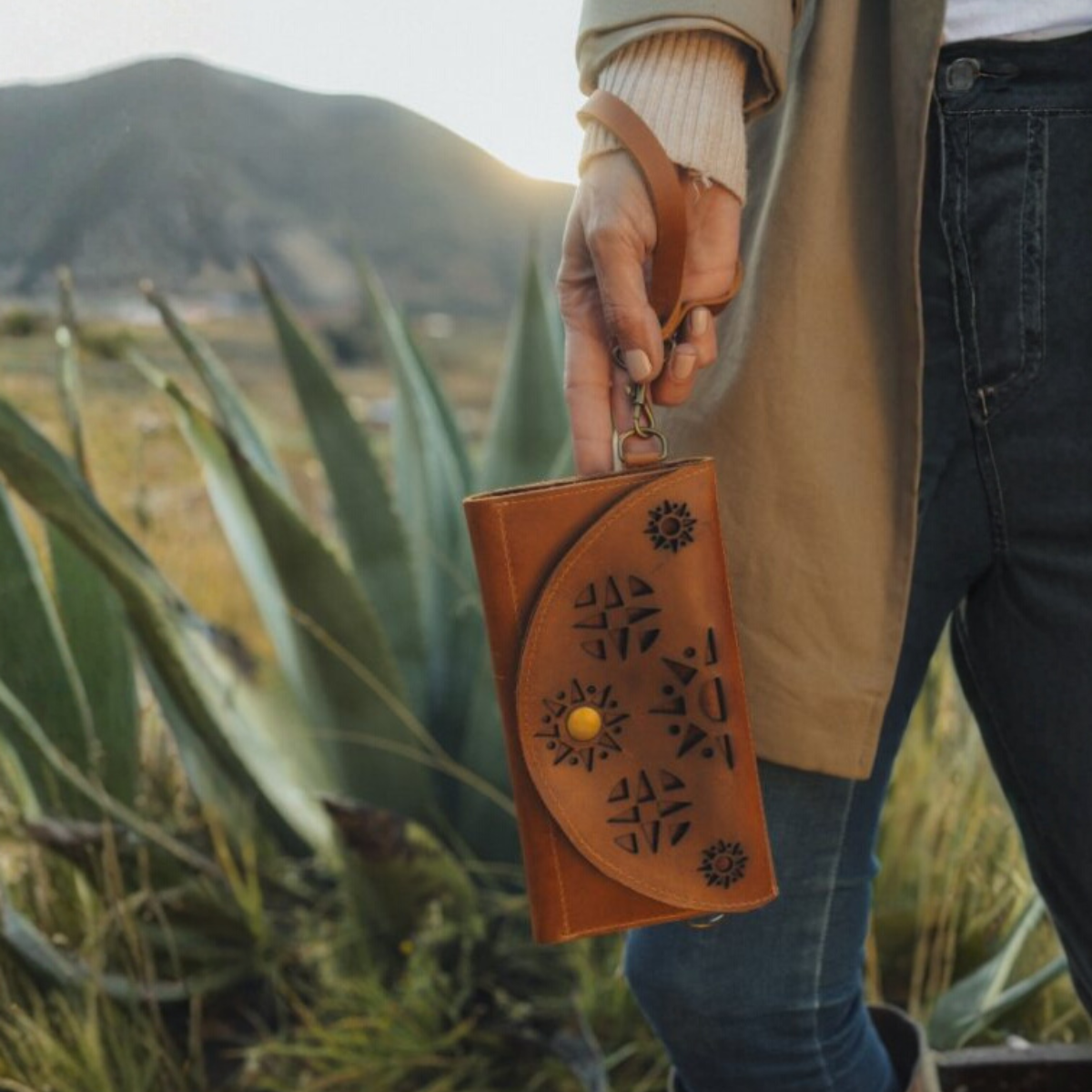 Sunrise Wallet With Strap - CUERO